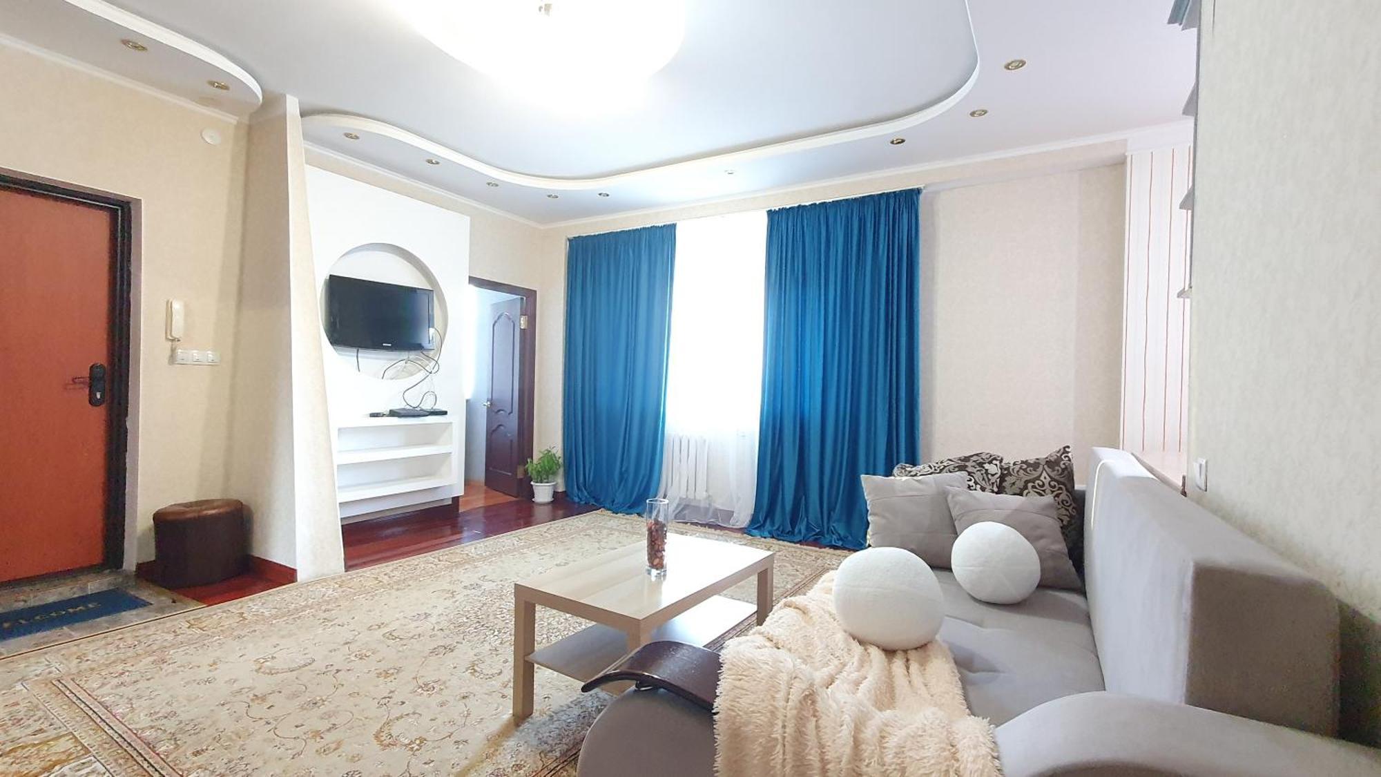 25 Вид На Байтерек Для 1-4 Человек С Кроватью И Раскладным Диваном Nur-Sultan  Exterior photo